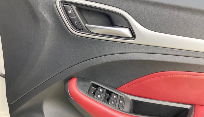 2022 MG ASTOR SAVVY 1.5 CVT S RED, Petrol, Automatic, 18,257 km, Driver Side Door Panels Control