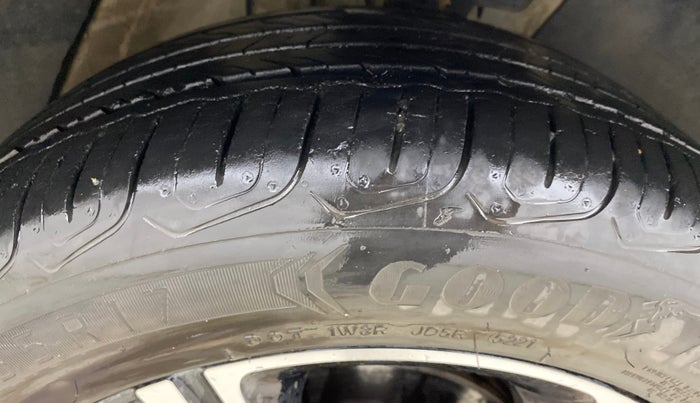 2022 MG ASTOR SAVVY 1.5 CVT S RED, Petrol, Automatic, 18,257 km, Right Front Tyre Tread