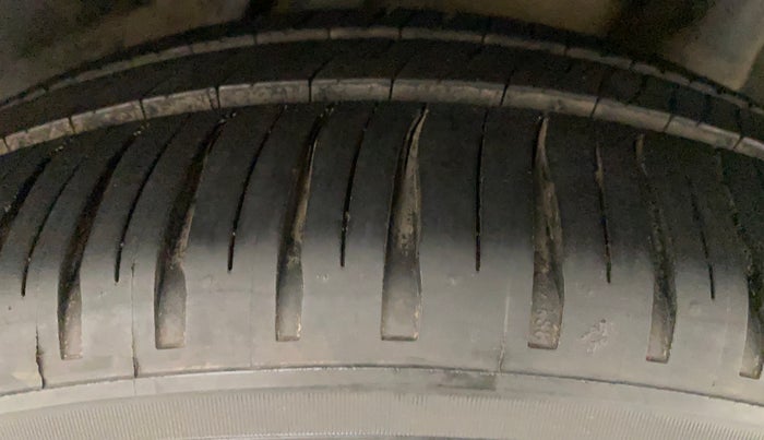 2011 Honda Jazz 1.2L I-VTEC BASE, Petrol, Manual, 1,04,107 km, Left Rear Tyre Tread