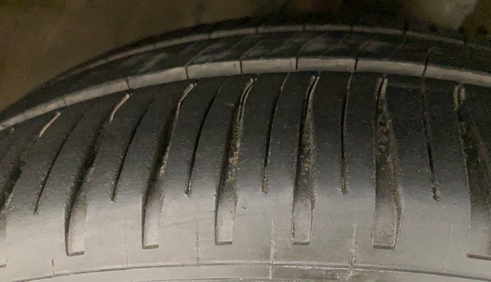 2011 Honda Jazz 1.2L I-VTEC BASE, Petrol, Manual, 1,04,107 km, Right Front Tyre Tread