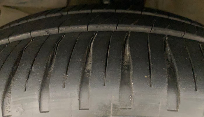 2011 Honda Jazz 1.2L I-VTEC BASE, Petrol, Manual, 1,04,107 km, Left Front Tyre Tread