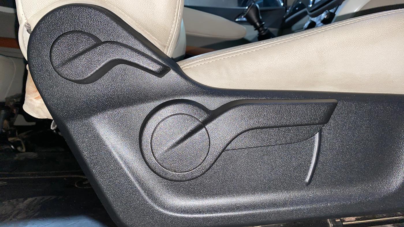2018 Mahindra MARAZZO M8 7 STR, Diesel, Manual, 98,929 km, Driver Side Adjustment Panel