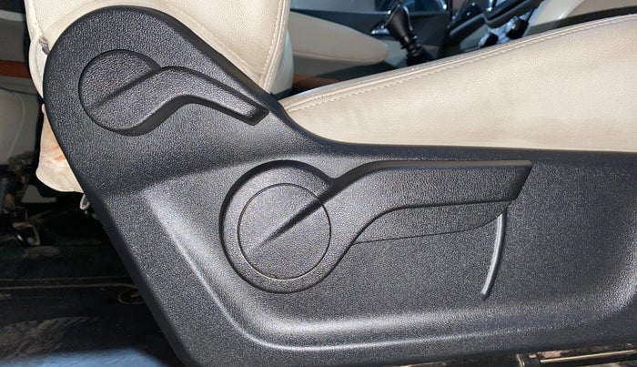 2018 Mahindra MARAZZO M8 7 STR, Diesel, Manual, 98,929 km, Driver Side Adjustment Panel