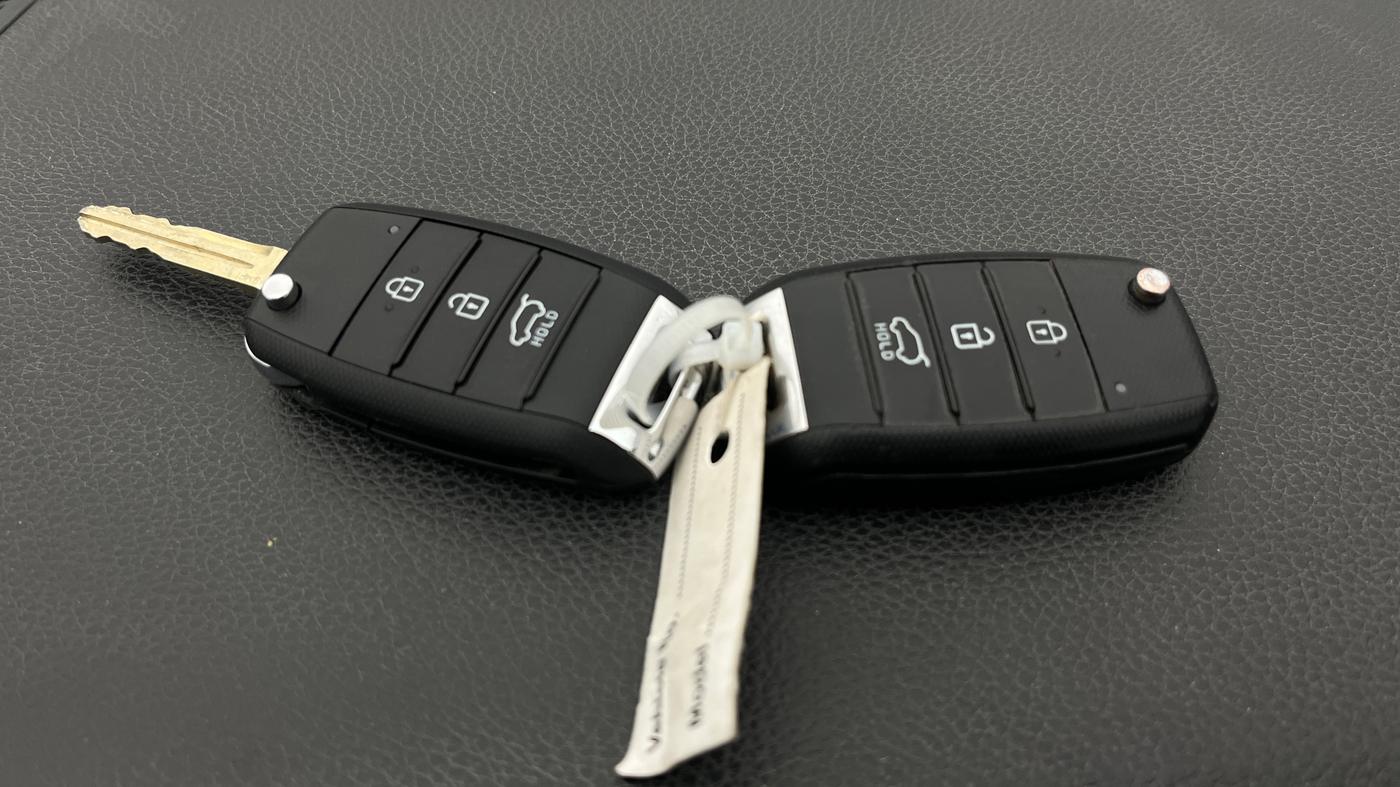 2022 KIA CARENS PRESTIGE 1.4 PETROL 7 STR, Petrol, Manual, 41,861 km, Key Close Up