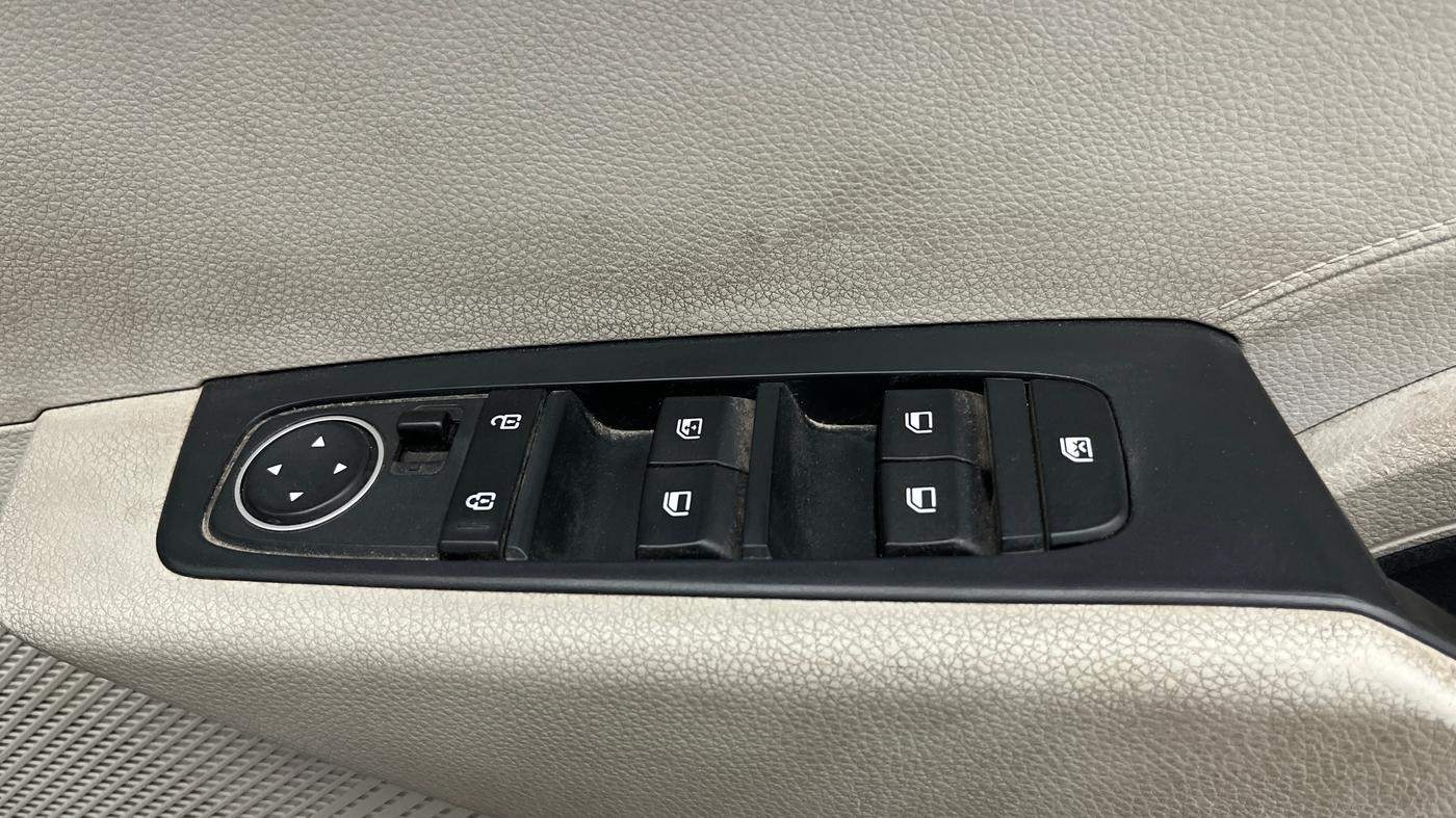 2022 KIA CARENS PRESTIGE 1.4 PETROL 7 STR, Petrol, Manual, 41,861 km, Driver Side Door Panels Control