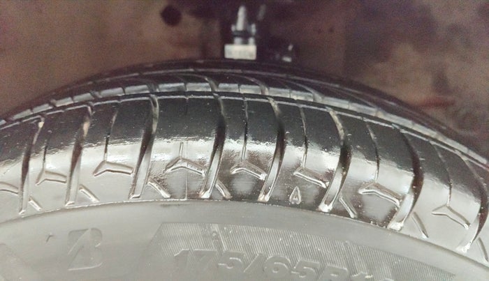 2015 Honda Brio S MT, Petrol, Manual, 38,748 km, Right Front Tyre Tread