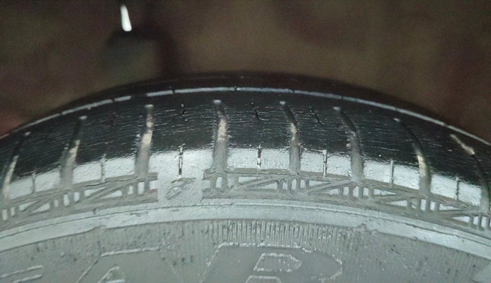 2015 Honda Brio S MT, Petrol, Manual, 38,748 km, Right Rear Tyre Tread