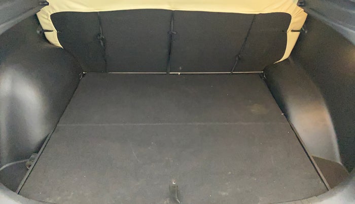 2015 Hyundai Creta SX PLUS 1.6 PETROL, Petrol, Manual, 72,115 km, Boot Inside