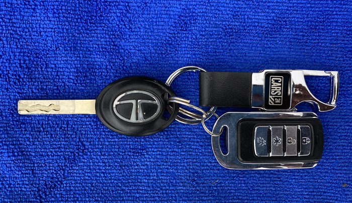2020 Tata ALTROZ XM 1.2, Petrol, Manual, 15,451 km, Key Close Up