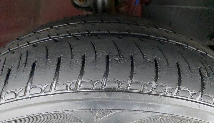 2016 Mahindra Kuv100 K4+ 6 STR, Petrol, Manual, 24,638 km, Right Front Tyre Tread