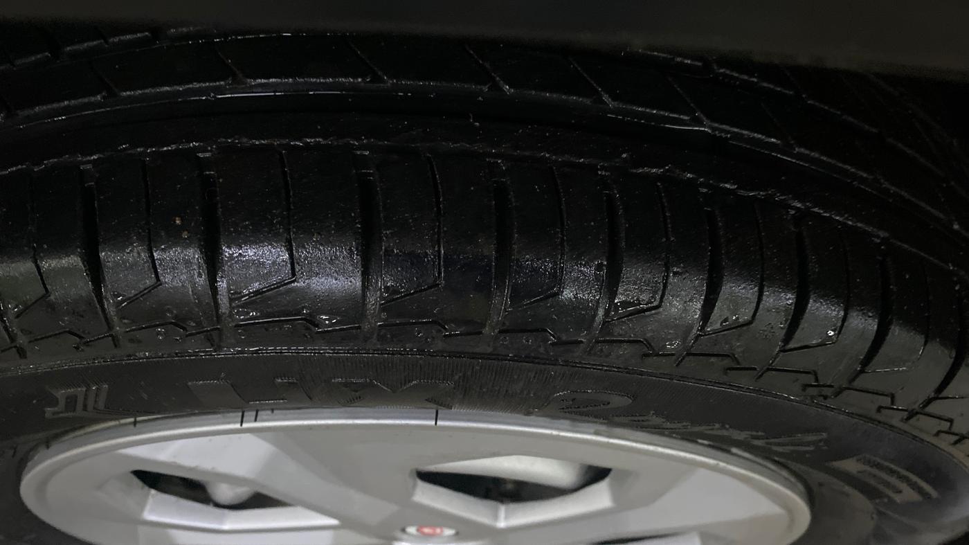2020 Maruti Vitara Brezza LXI, Petrol, Manual, 71,312 km, Left Front Tyre Tread