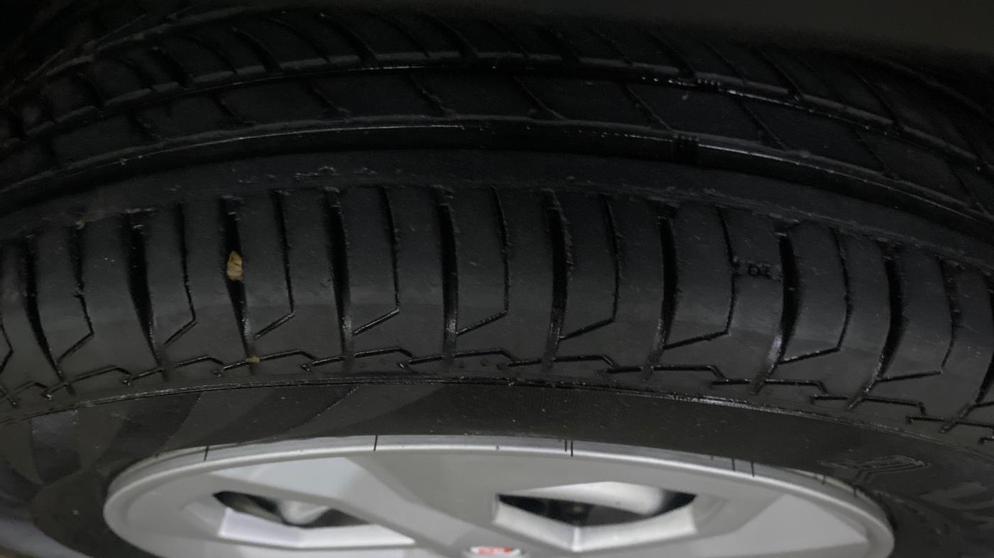 2020 Maruti Vitara Brezza LXI, Petrol, Manual, 71,312 km, Right Front Tyre Tread