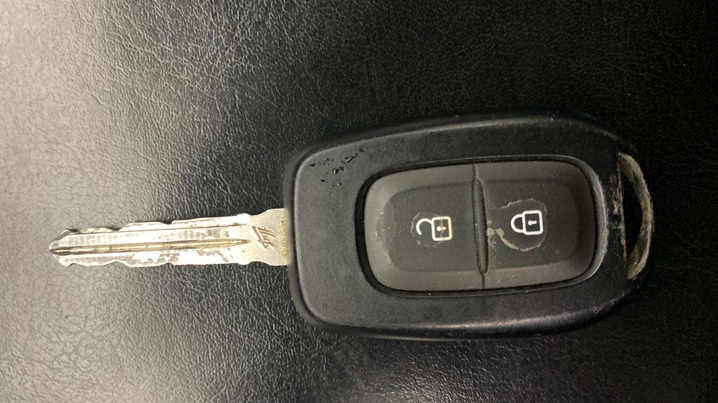 2020 Renault TRIBER RXL AMT, Petrol, Automatic, 39,373 km, Key Close Up