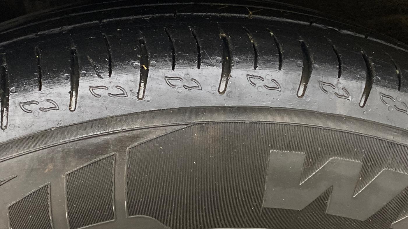 2023 Mahindra XUV700 AX 5 P MT 7 STR, Petrol, Manual, 44,757 km, Left Front Tyre Tread