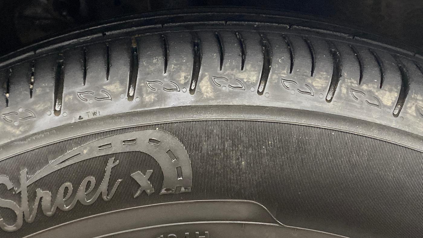 2023 Mahindra XUV700 AX 5 P MT 7 STR, Petrol, Manual, 44,757 km, Right Front Tyre Tread
