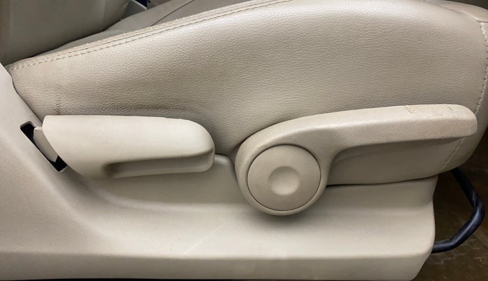 2016 Maruti Ciaz ZXI+, Petrol, Manual, 33,951 km, Driver Side Adjustment Panel