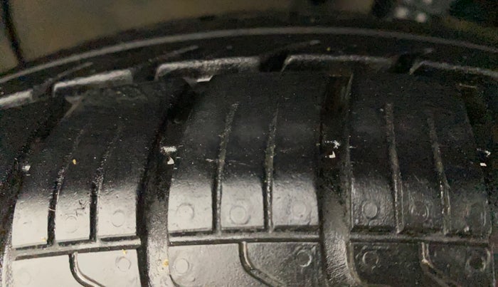 2010 Maruti Ritz VDI, Diesel, Manual, 96,425 km, Left Front Tyre Tread