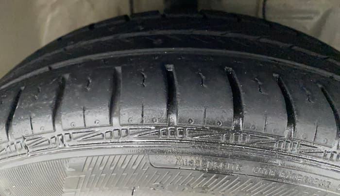 2017 Toyota Etios V PLATINUM, Petrol, Manual, 15,773 km, Right Front Tyre Tread