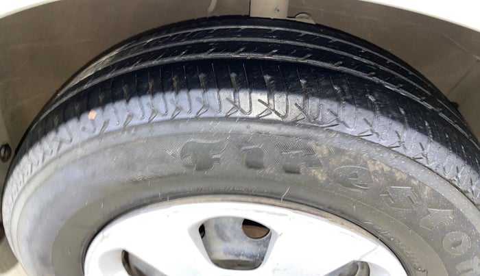 2014 Maruti Ritz VXI, CNG, Manual, 69,882 km, Right Front Tyre Tread