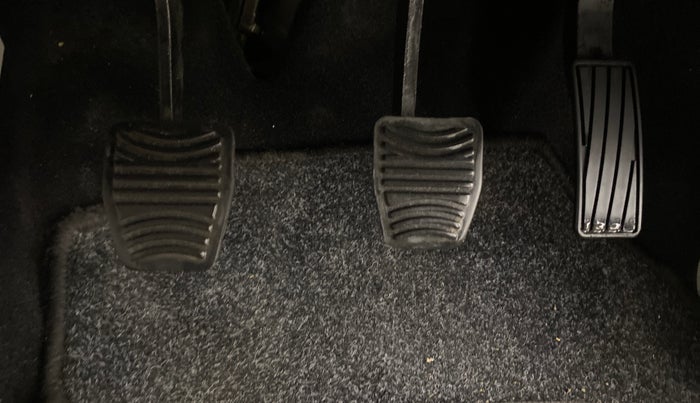 2022 Mahindra XUV300 W6 1.5 Diesel, Diesel, Manual, 50,637 km, Pedals