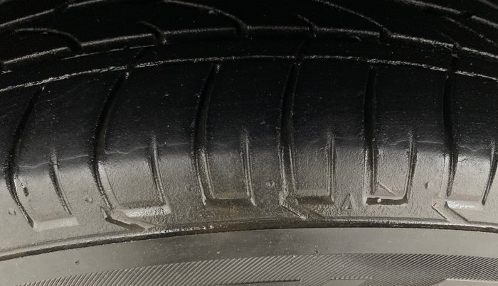 2022 Mahindra XUV300 W6 1.5 Diesel, Diesel, Manual, 50,637 km, Left Front Tyre Tread