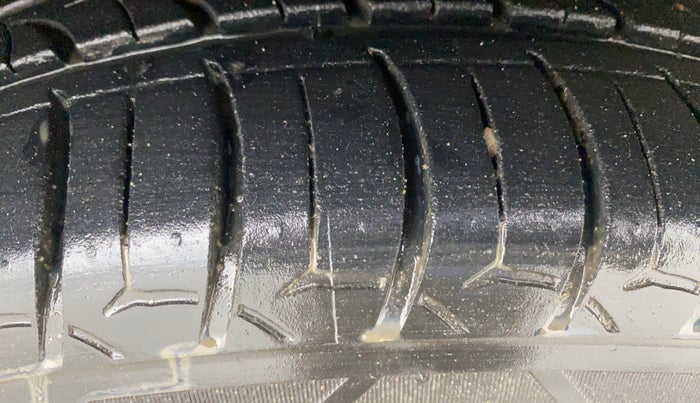 2015 Volkswagen Polo COMFORTLINE 1.2L, Petrol, Manual, 75,779 km, Right Front Tyre Tread