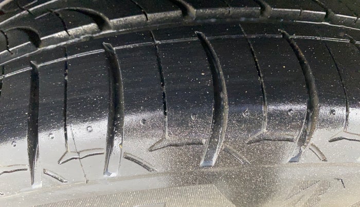 2015 Volkswagen Polo COMFORTLINE 1.2L, Petrol, Manual, 75,779 km, Right Rear Tyre Tread