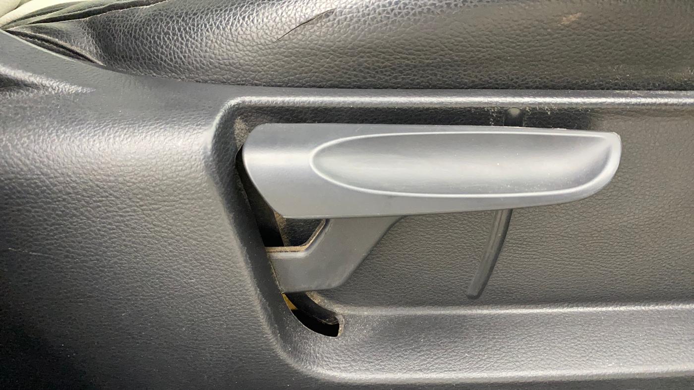 2015 Volkswagen Polo COMFORTLINE 1.2L, Petrol, Manual, 75,855 km, Driver Side Adjustment Panel
