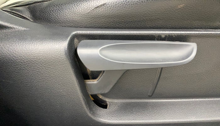 2015 Volkswagen Polo COMFORTLINE 1.2L, Petrol, Manual, 75,779 km, Driver Side Adjustment Panel