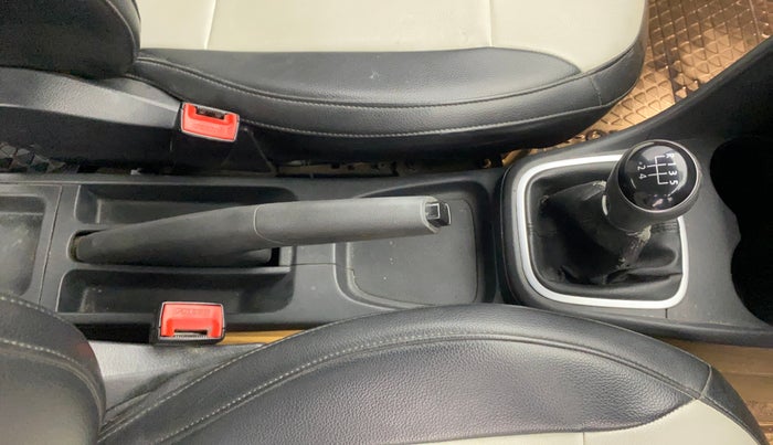 2015 Volkswagen Polo COMFORTLINE 1.2L, Petrol, Manual, 75,779 km, Gear Lever