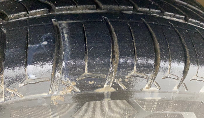 2015 Volkswagen Polo COMFORTLINE 1.2L, Petrol, Manual, 75,779 km, Left Front Tyre Tread