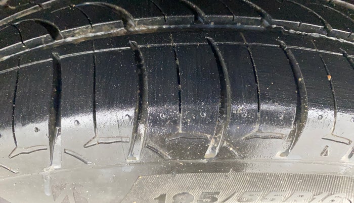 2015 Volkswagen Polo COMFORTLINE 1.2L, Petrol, Manual, 75,779 km, Left Rear Tyre Tread