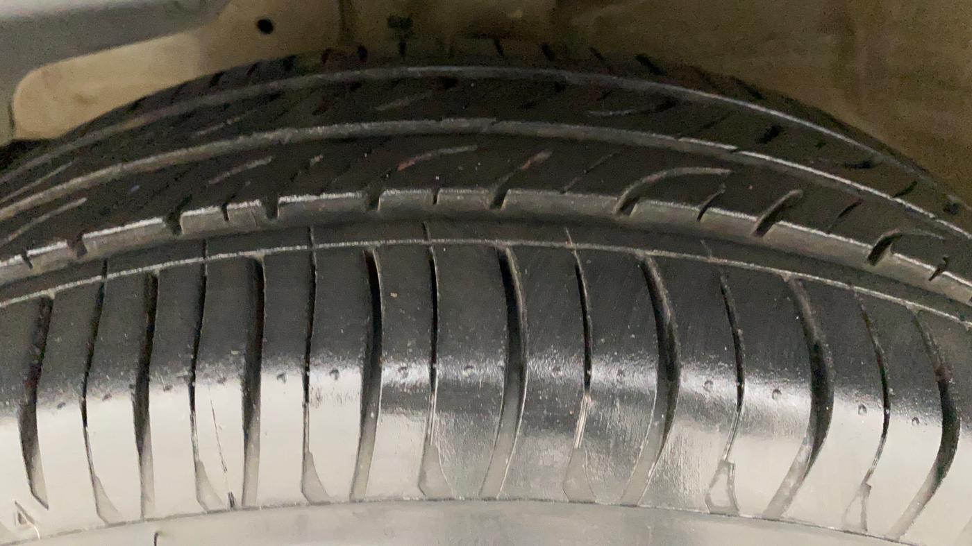 2017 Mahindra Kuv100 K4 6 STR, Petrol, Manual, 22,110 km, Left Front Tyre Tread