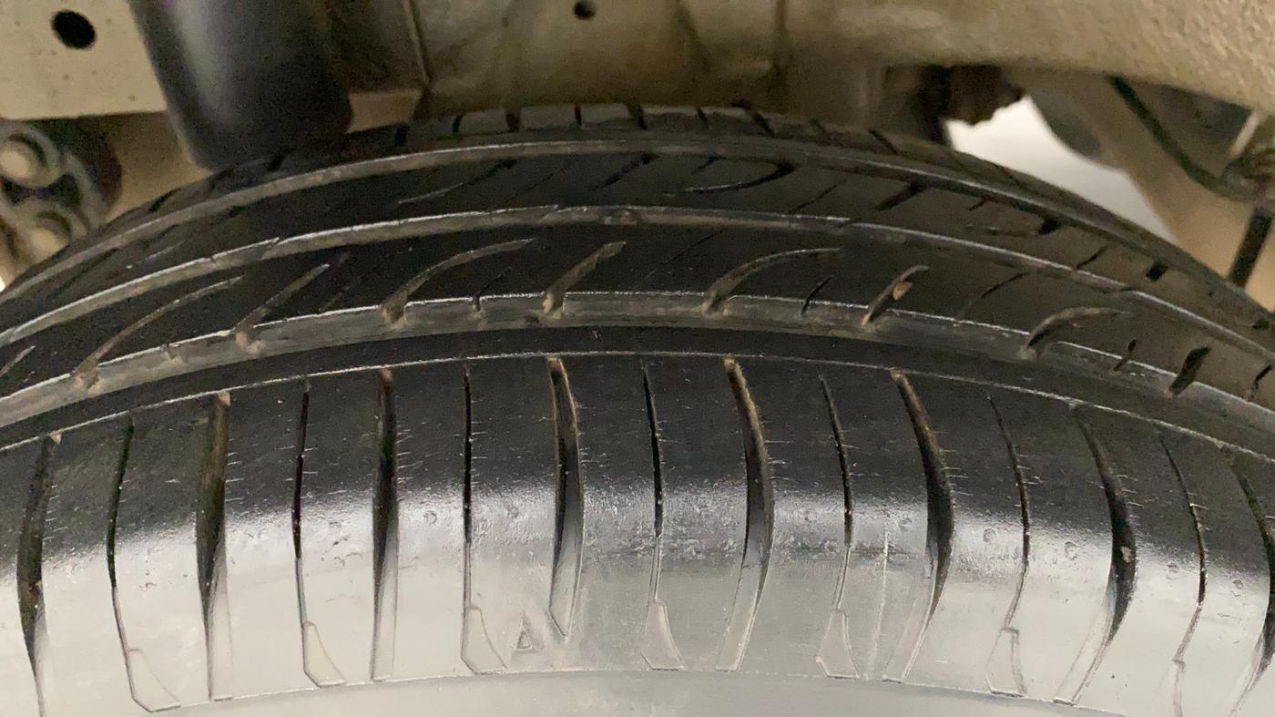 2017 Mahindra Kuv100 K4 6 STR, Petrol, Manual, 22,110 km, Right Rear Tyre Tread