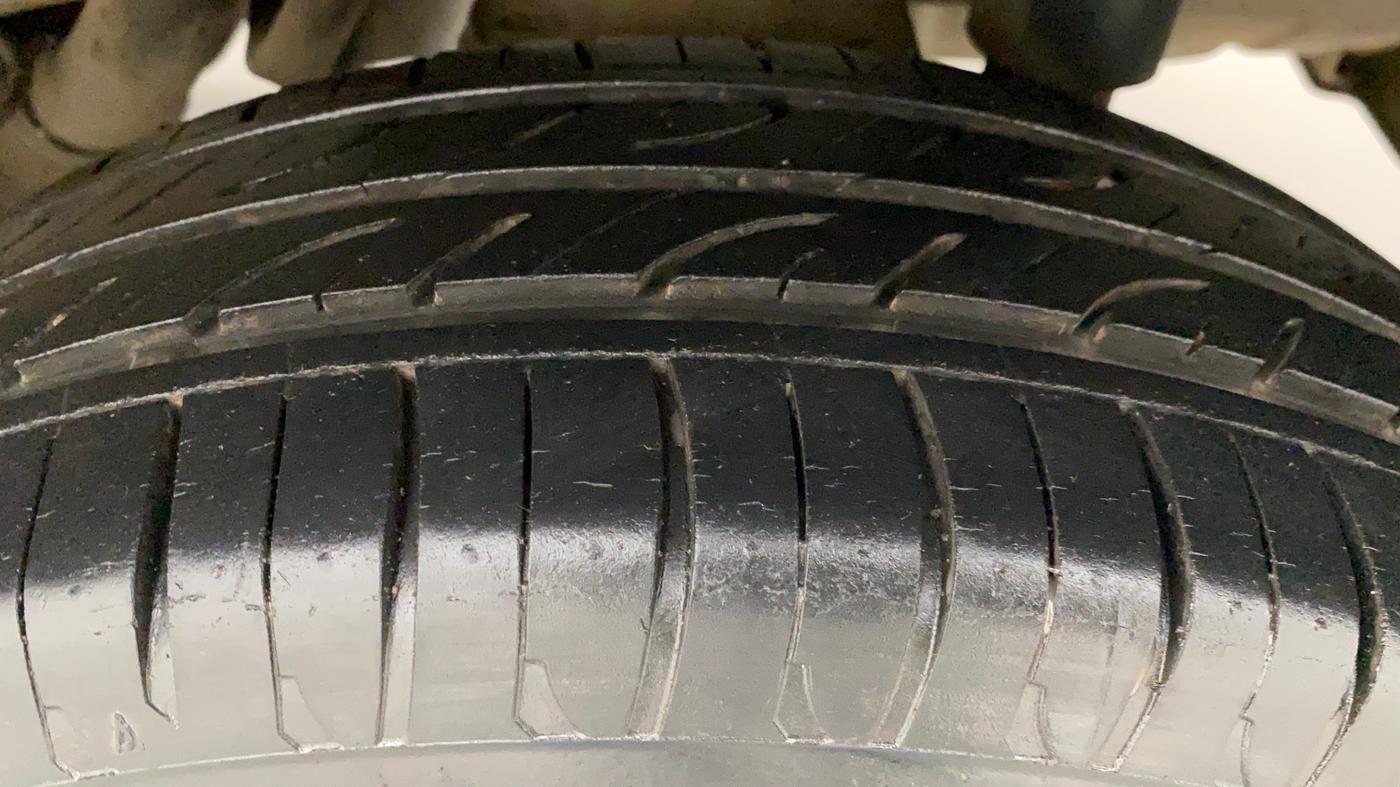 2017 Mahindra Kuv100 K4 6 STR, Petrol, Manual, 22,110 km, Left Rear Tyre Tread