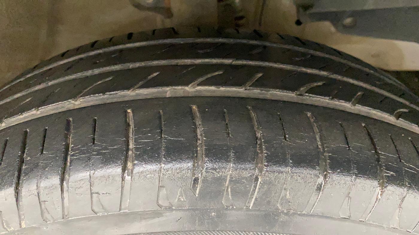 2017 Mahindra Kuv100 K4 6 STR, Petrol, Manual, 22,110 km, Right Front Tyre Tread