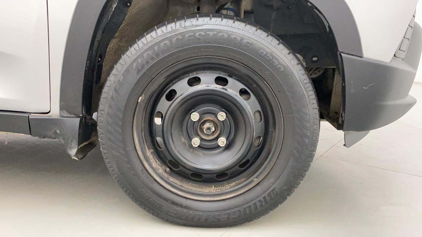 2017 Mahindra Kuv100 K4 6 STR, Petrol, Manual, 22,110 km, Right Front Wheel