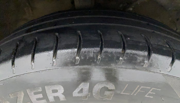 2018 Maruti Swift VXI, Petrol, Manual, 1,03,607 km, Right Front Tyre Tread