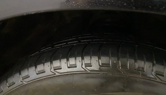 2021 Toyota Innova Crysta 2.7 ZX AT 7 STR, Petrol, Automatic, 62,044 km, Right Front Tyre Tread