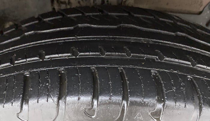 2019 Renault Duster RXS 106 PS MT, CNG, Manual, 30,212 km, Right Front Tyre Tread