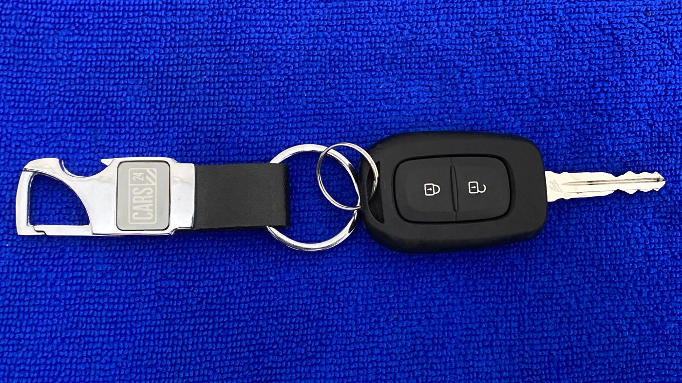 2019 Renault Duster RXS 106 PS MT, CNG, Manual, 30,212 km, Key Close Up