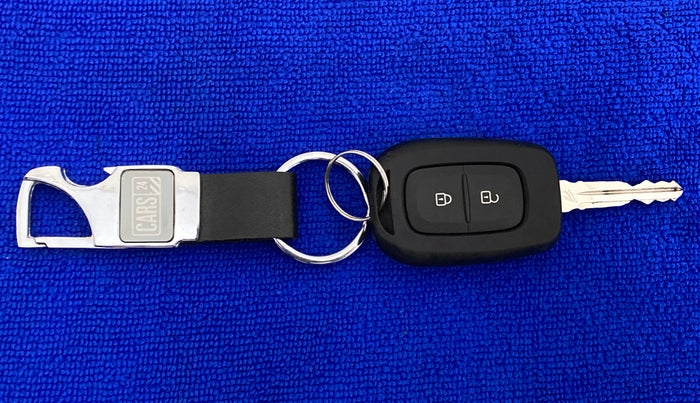 2019 Renault Duster RXS 106 PS MT, CNG, Manual, 30,212 km, Key Close Up