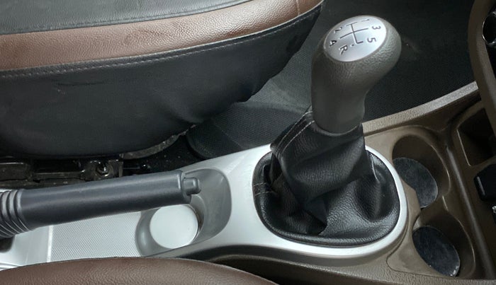 2019 Renault Duster RXS 106 PS MT, CNG, Manual, 30,212 km, Gear Lever