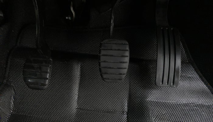 2019 Renault Duster RXS 106 PS MT, CNG, Manual, 30,212 km, Pedals