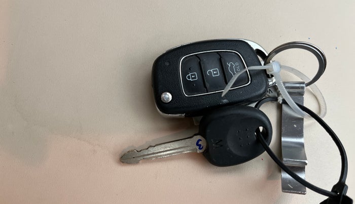 2020 Hyundai AURA S 1.2, Petrol, Manual, 82,228 km, Key Close Up