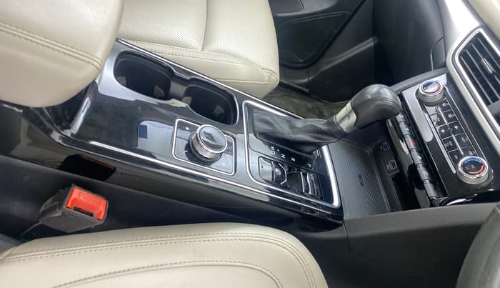 2021 Mahindra XUV700 AX 7 LUXURY P AT 7 STR, Petrol, Automatic, 47,374 km, Gear Lever