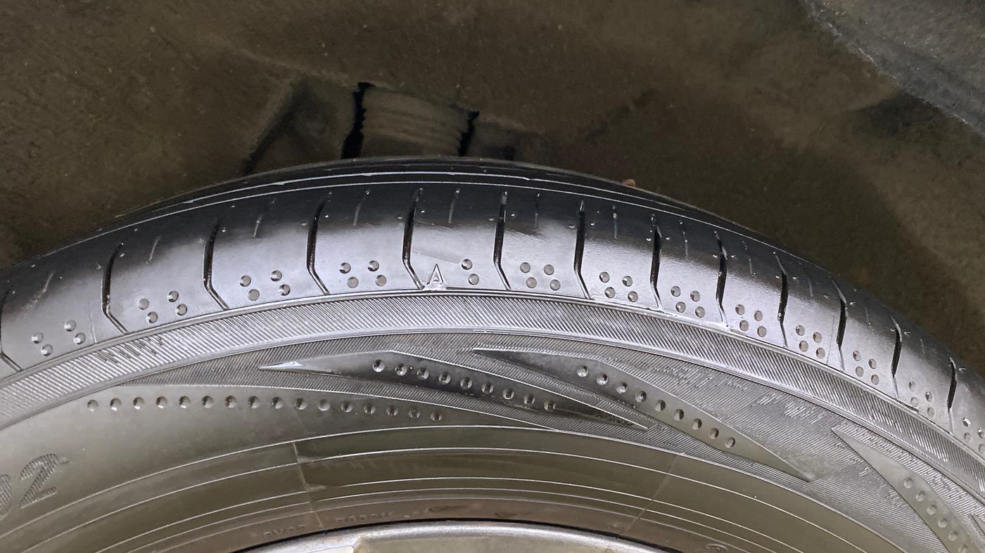 2021 Mahindra XUV700 AX 7 LUXURY P AT 7 STR, Petrol, Automatic, 47,374 km, Right Rear Tyre Tread