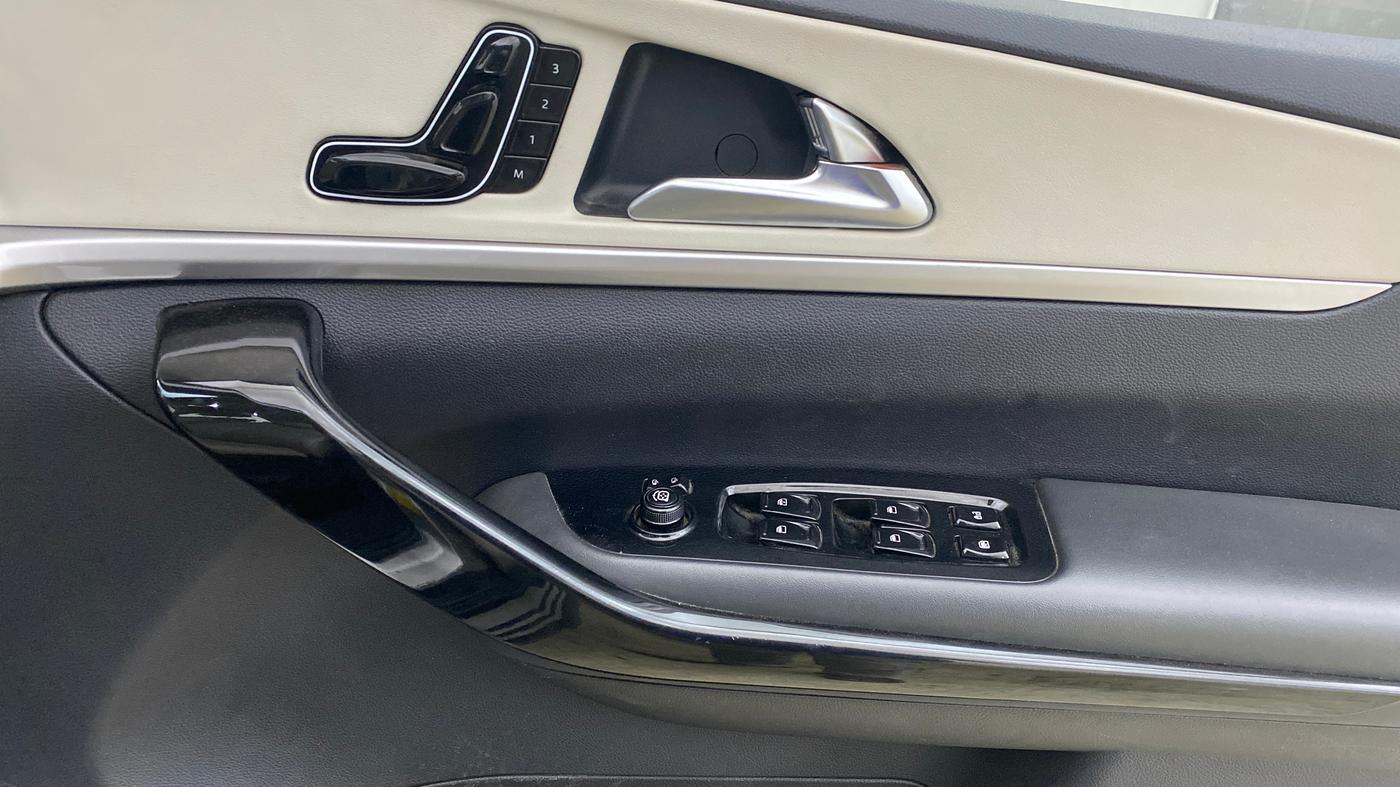 2021 Mahindra XUV700 AX 7 LUXURY P AT 7 STR, Petrol, Automatic, 47,374 km, Driver Side Door Panels Control