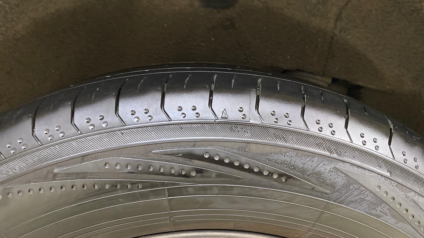 2021 Mahindra XUV700 AX 7 LUXURY P AT 7 STR, Petrol, Automatic, 47,374 km, Left Rear Tyre Tread