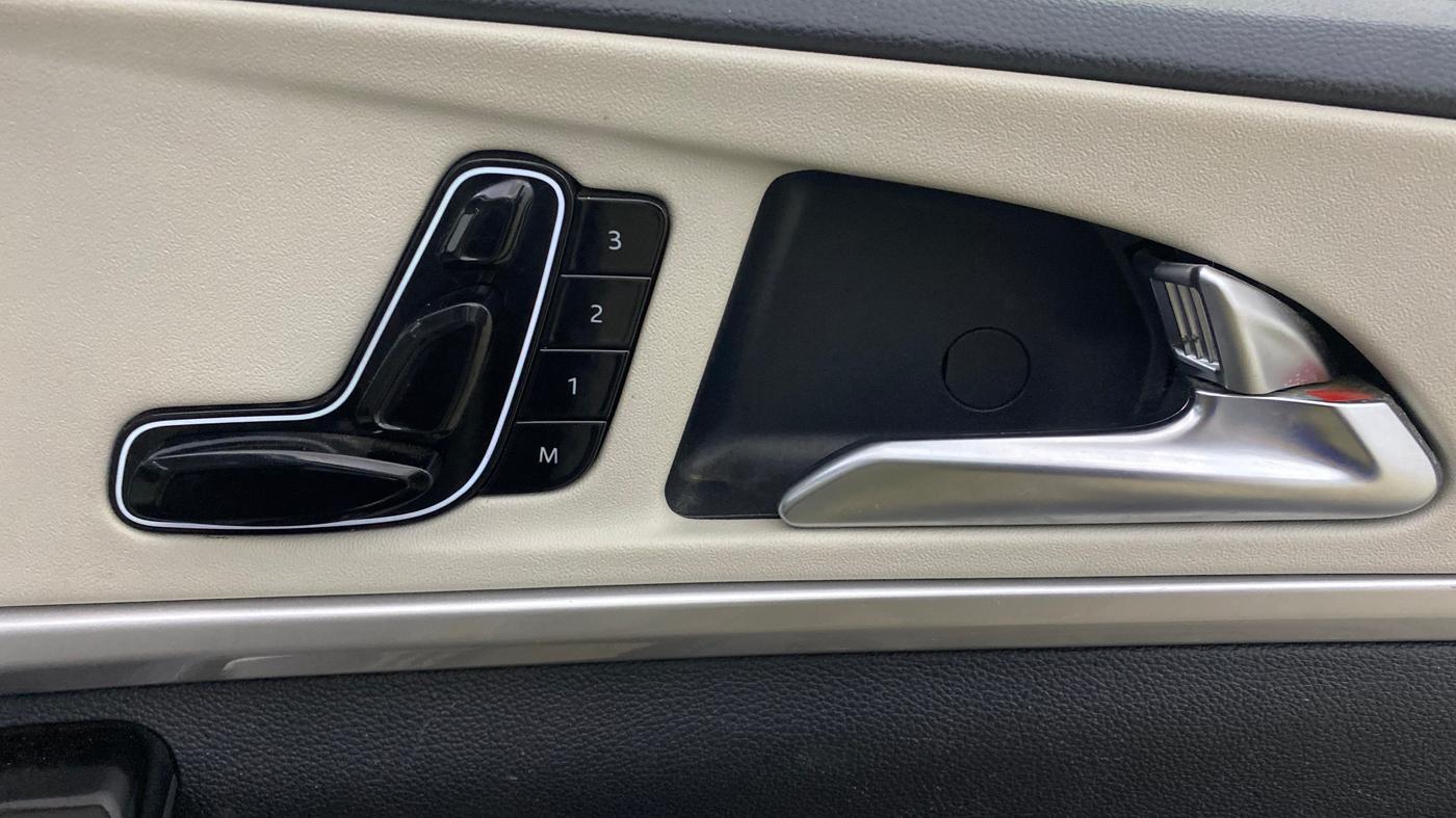 2021 Mahindra XUV700 AX 7 LUXURY P AT 7 STR, Petrol, Automatic, 47,374 km, Driver Side Adjustment Panel